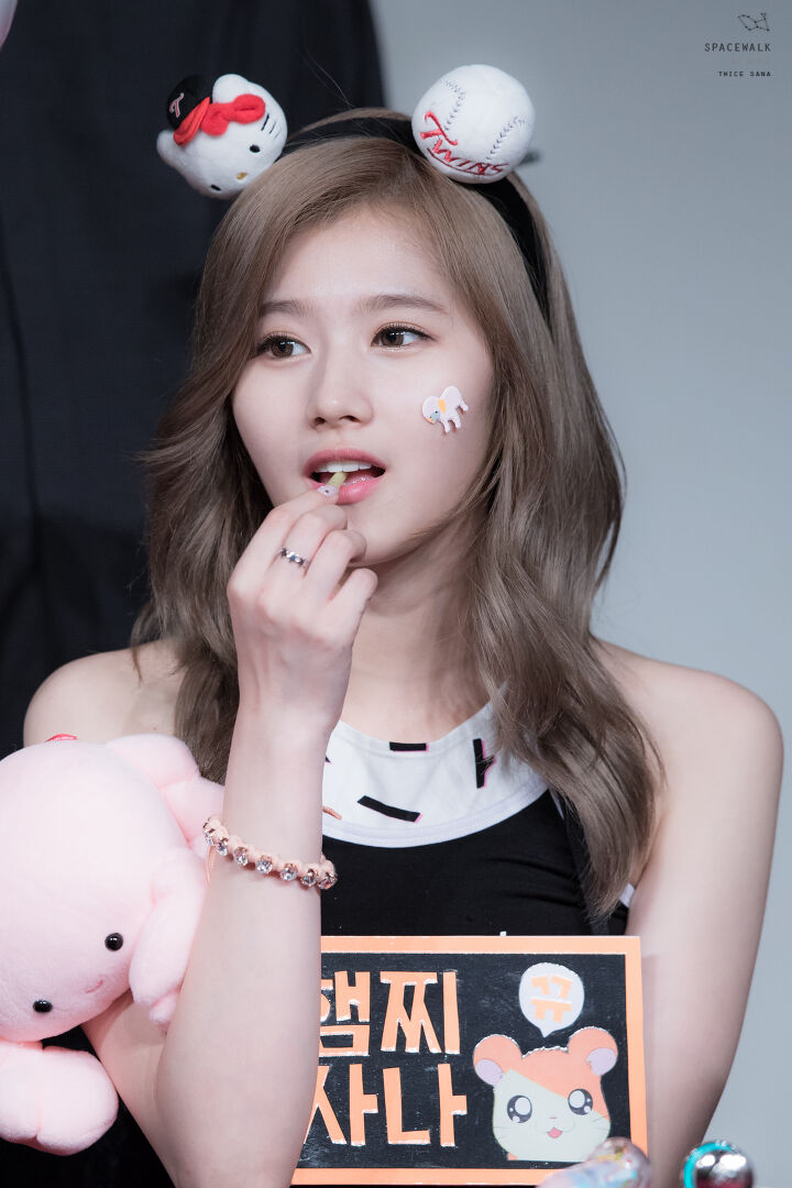 TWICE(トゥワイス)サナの最新髪型と髪色を紹介！オーダーの仕方も